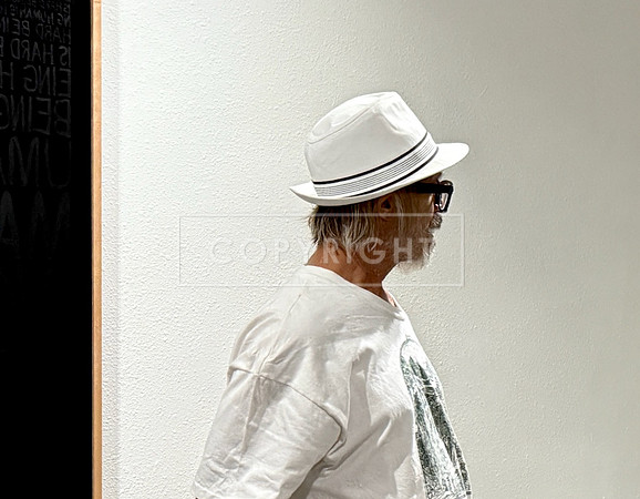 Monotone Gallery Guest